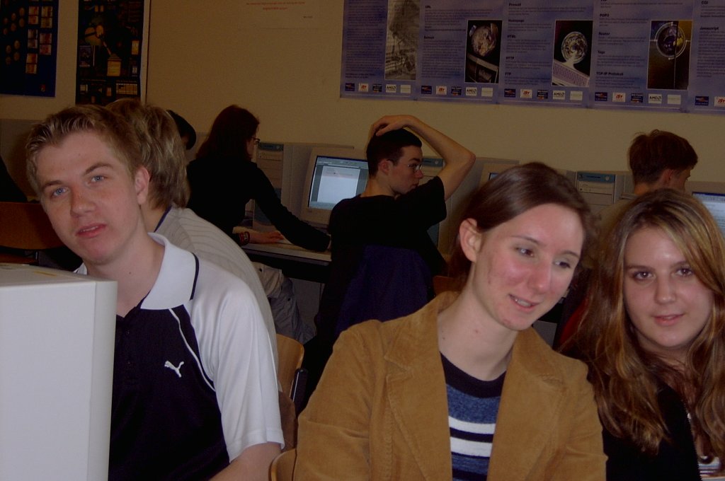 Im Computerraum bei der Arbeit: Vorn sind Christian, Katharina und Jana zu sehen.