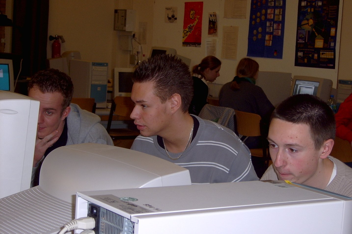 Im Computerraum bei der Arbeit: Hier erkennt man Marco, Dustin (sehr engagiert und fit in Power Point) und Robert.