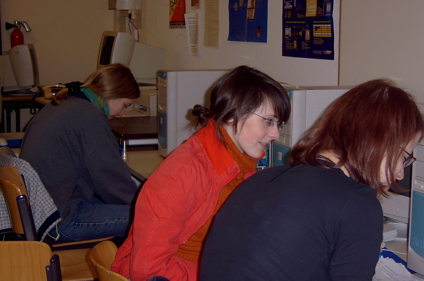 Bei der Arbeit im Computerraum die Cicero-Spezialisten Karen u nd Claire sowie Jessica.