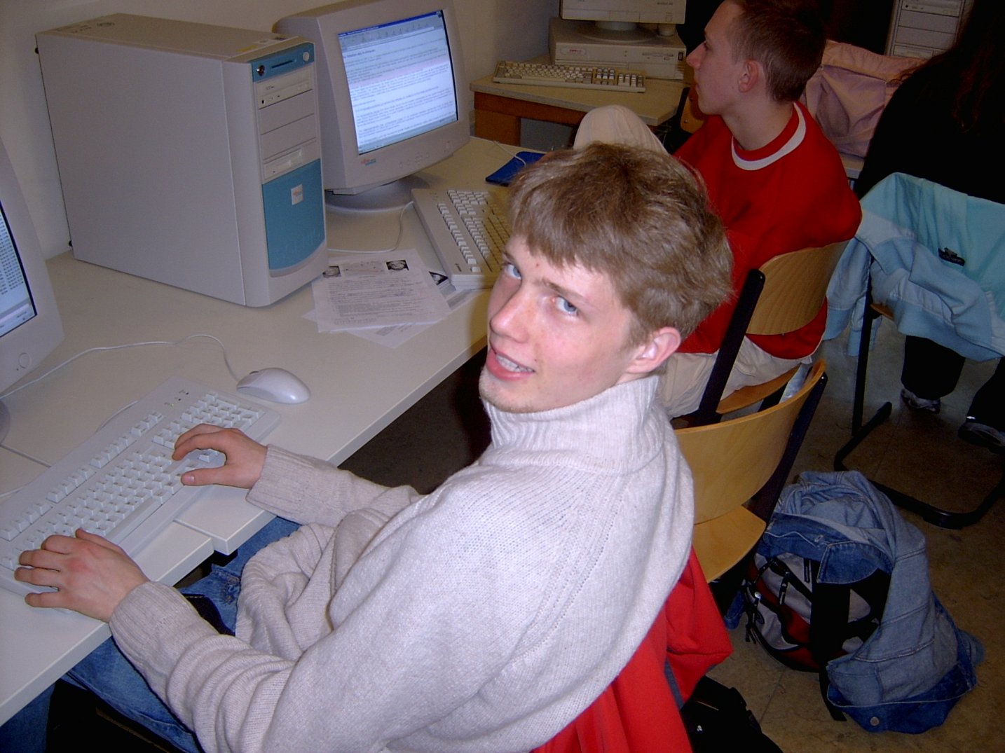 Im Computerraum sind Hansi, der html-Spezialist, und Philipp zu sehen.