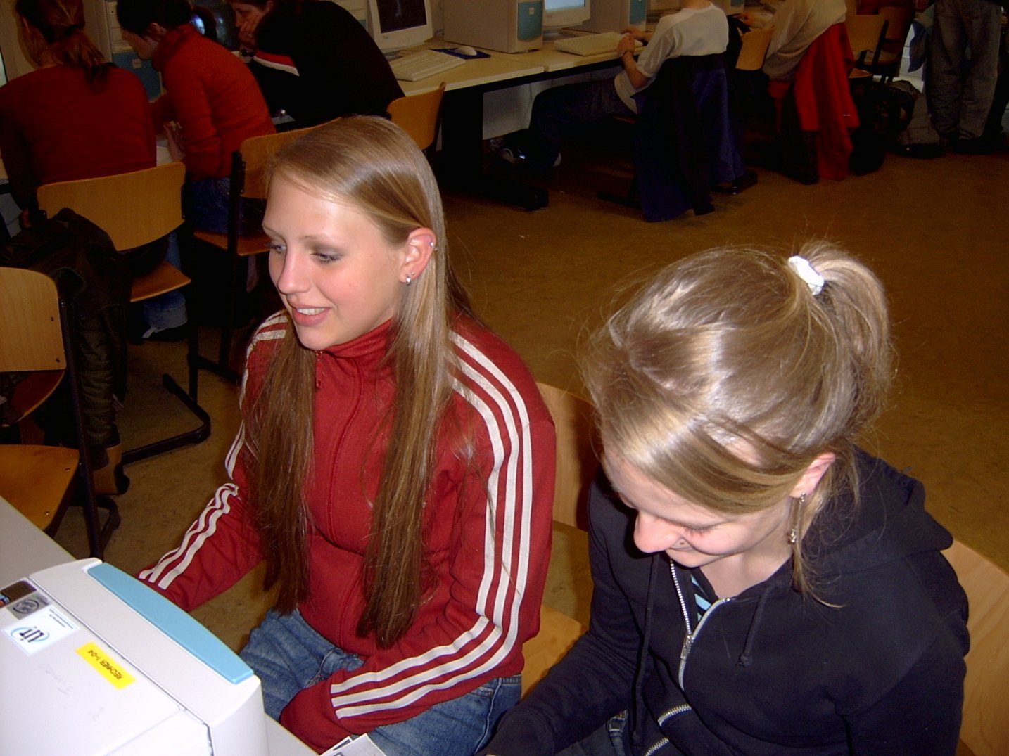 Liesa und Silke bei der Arbeit an der Datei zur Geschichte, die verloren gegangen ist.