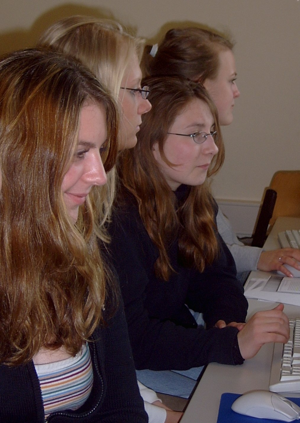 Jana, Nadine, Julia und Silke sind vergngt bei der Arbeit.